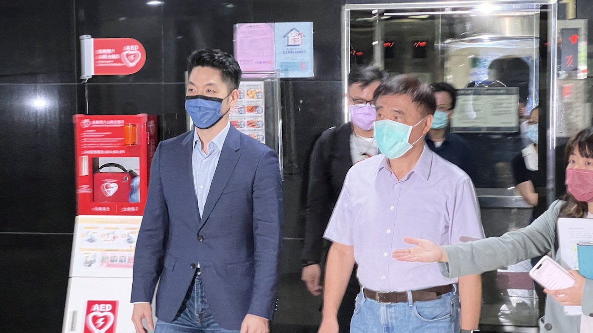 國民黨台北市長參選人蔣萬安今（30）日拜會前台北市長郝龍斌，請益郝的市政經驗。