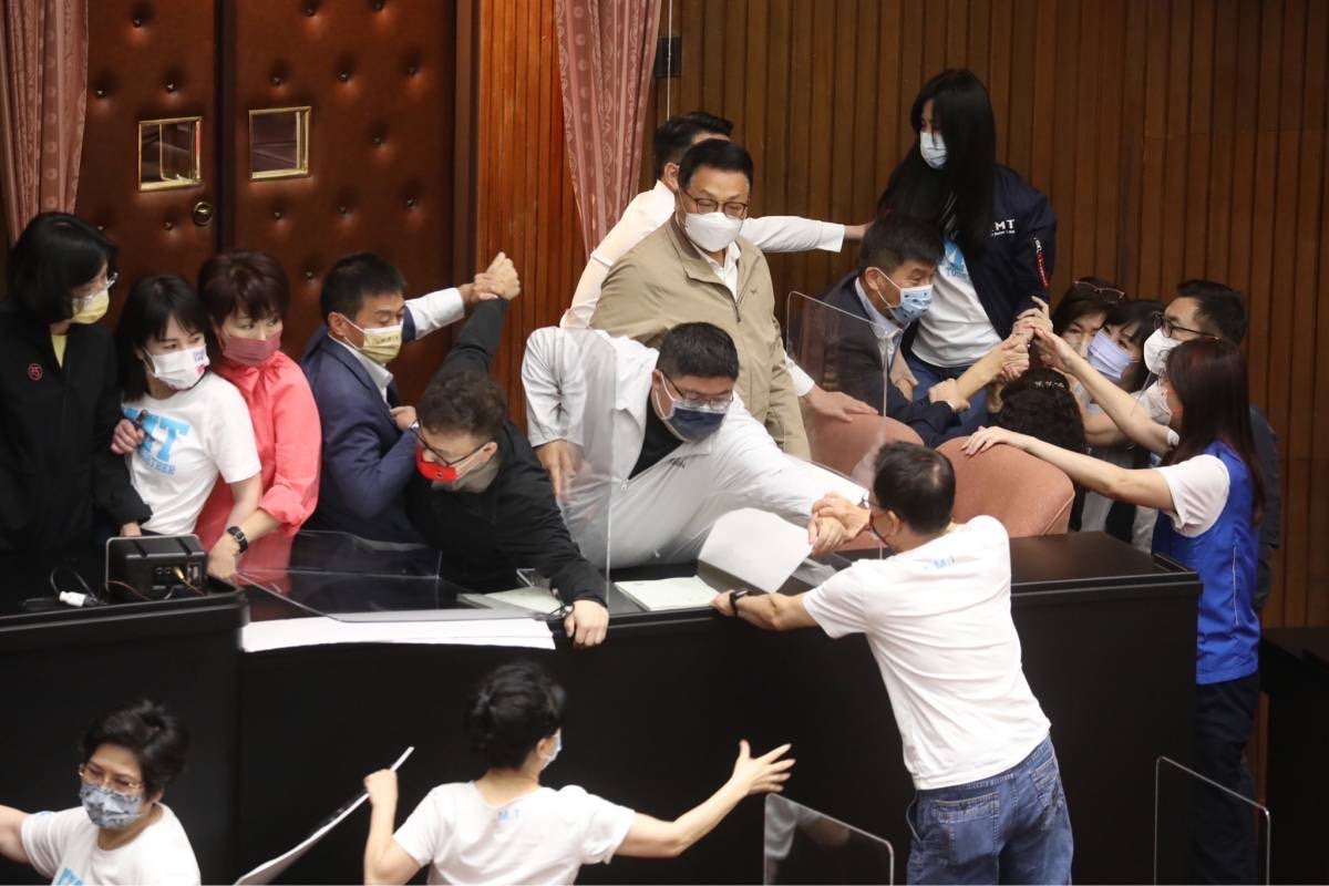 蔡易餘粉專