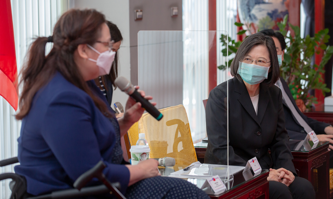 美國參議員達克沃絲率團旋風訪台灣 蔡英文將接見 40 圖為去(2021)年6月,總統蔡英文接見訪台的美國參議員達克沃絲一行人。