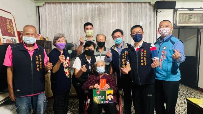 頭份市發放端午敬老金 慰問百歲人瑞