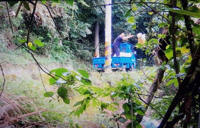 垃圾棄置山林遭錄影檢舉 警方配合環保局循線追查依法開罰