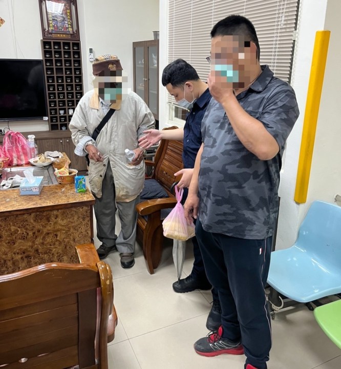 耄耋老翁深夜迷途 大埔所暖警助平安返家 19 S 17432806 2