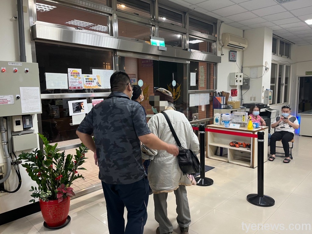 8旬失智翁深夜徘徊 龜警查身分助聯繫家屬 18 S 17432813