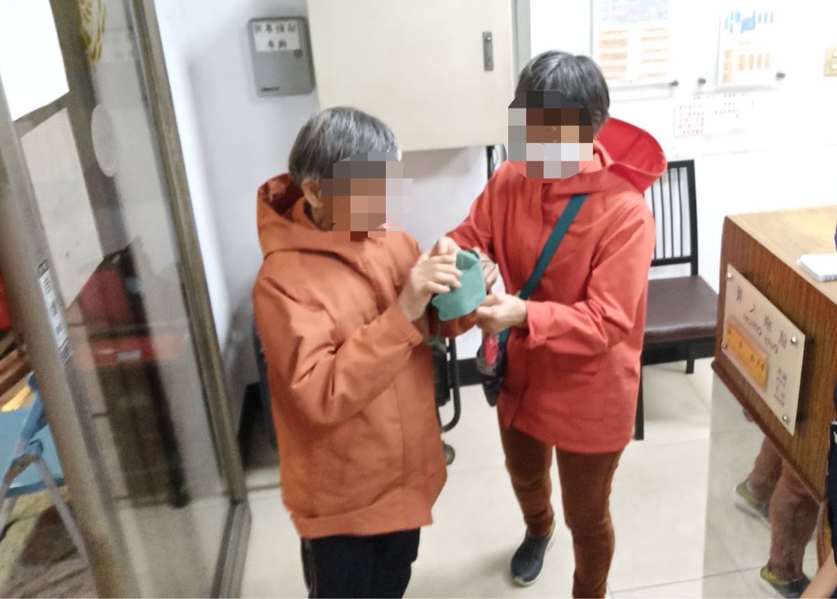 圖片說明：樹林警聯繫老婦家屬前來，老婦大女兒當場喜極而泣。（記者徐煜勝翻攝）