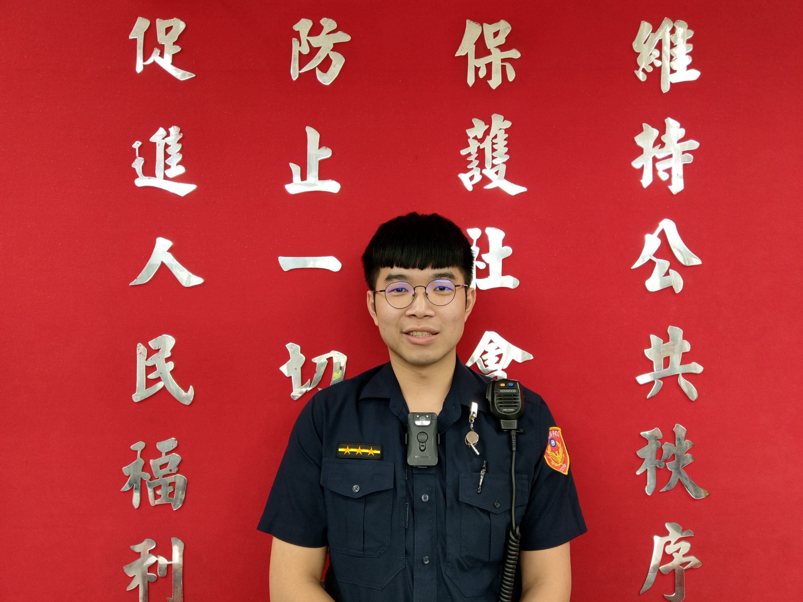 圖片說明:伸援手,協助身障民眾安返家,臺北市內湖分局康寧派出所警員陳弘義。(記者宋紹誠翻攝)