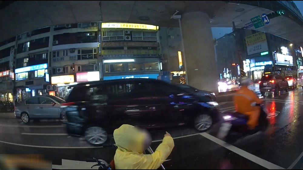 圖片說明:行動不便人士請現場員警協助穿越行人穿越道。(記者宋紹誠翻攝)