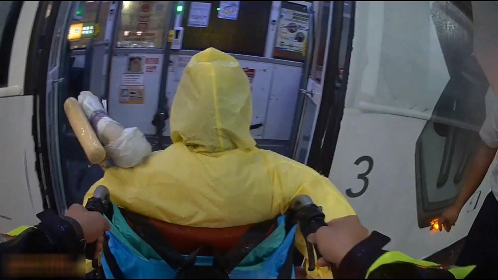 圖片說明:員警推送行動不便人士搭乘低底盤公共汽車。(記者宋紹誠翻攝)