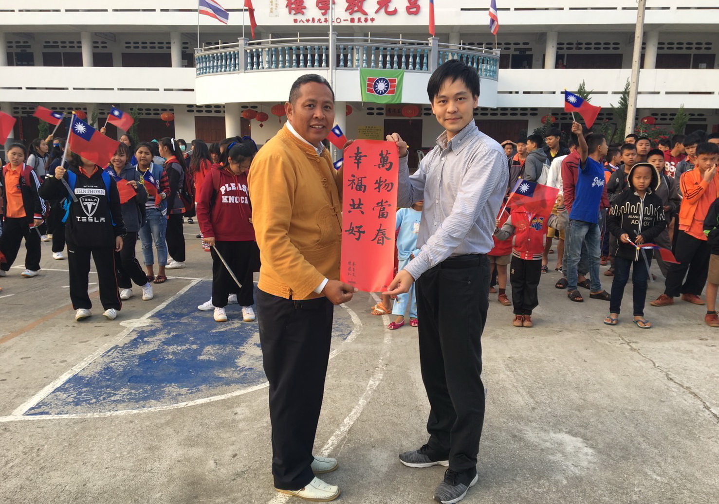 圖片說明:照顧培育泰北孤軍後代的張明光校長(圖左)非常感謝黃信凱(圖右)帶給全校小朋友的魔術表演和捐贈物資。(記者宋紹誠翻攝)