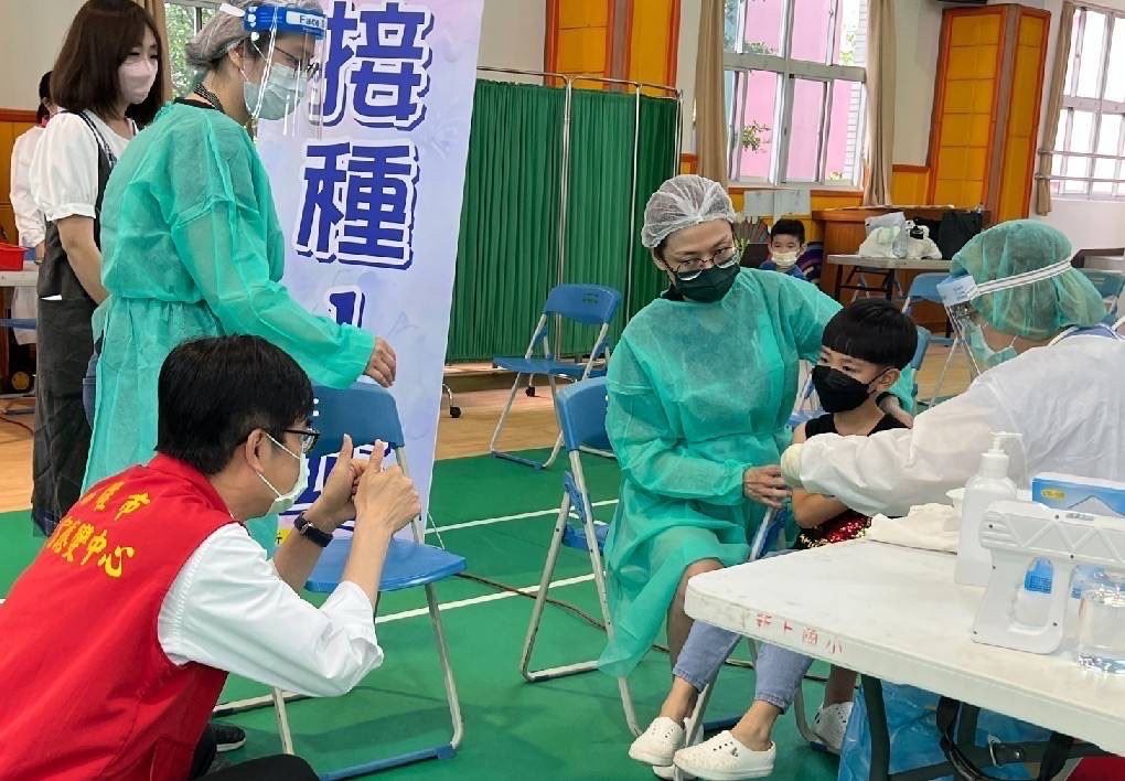高雄市國小BNT疫苗接種首日 陳其邁關心學生施打疫苗情形