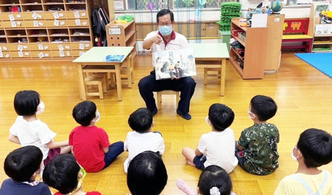 中華醫大幼保系教授鄭博真創作黑熊和鯨豚繪本 推動生態保育向下扎根