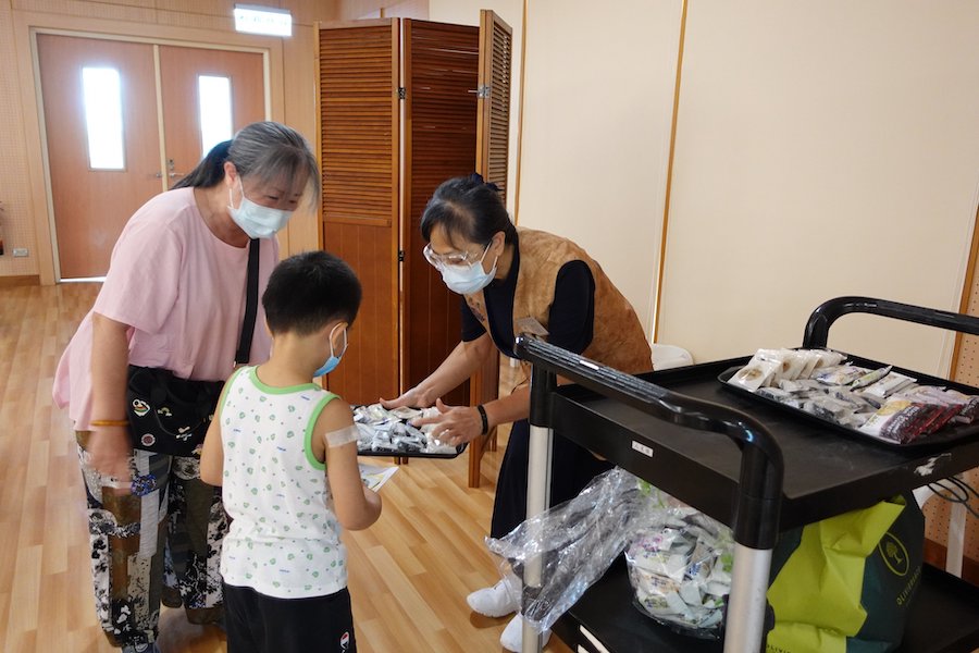 慈濟志工準備餅乾點心,讓小朋友不害怕來打針。