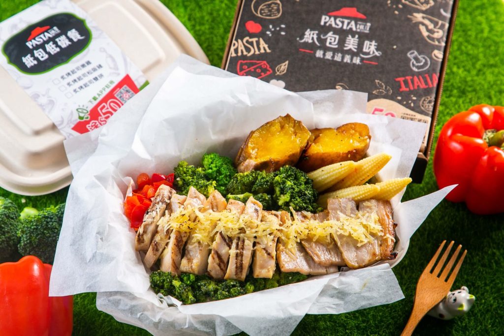 Pasta Hut「紙包低碳餐」採用必勝客獨家紙包封烤技術,以212°C高溫逼出料理香氣、牢牢鎖住食材的鮮美精華