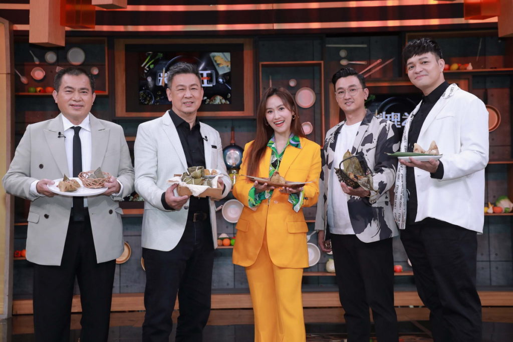 Sandy吳姍儒(中)與四位首席導師迎端午首播 (圖/料理之王3提供)