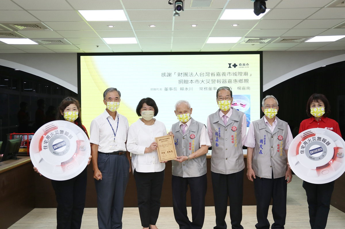 城隍廟捐贈住警器市長代表接受並贈感謝狀