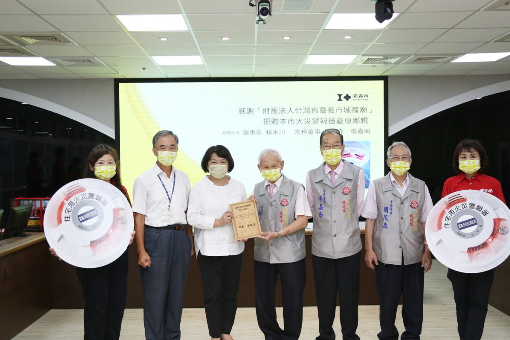 城隍廟捐贈住警器市長代表接受並贈感謝狀