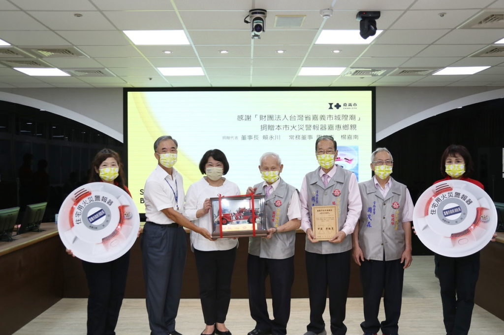 城隍廟捐贈住警器市長代表接受並贈感謝狀