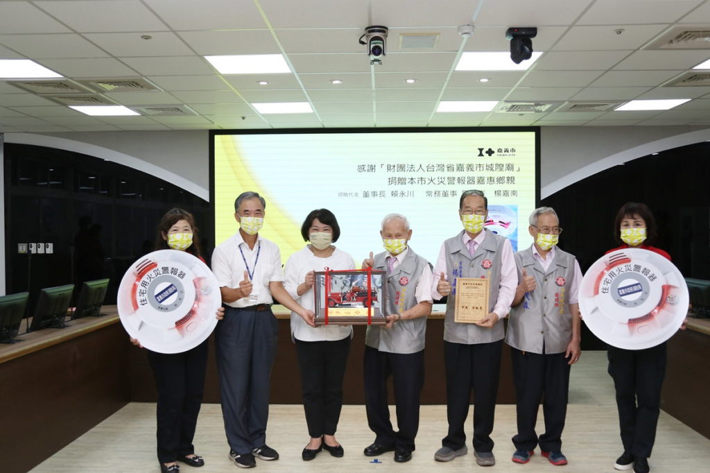 城隍廟捐贈住警器市長代表接受並贈感謝狀