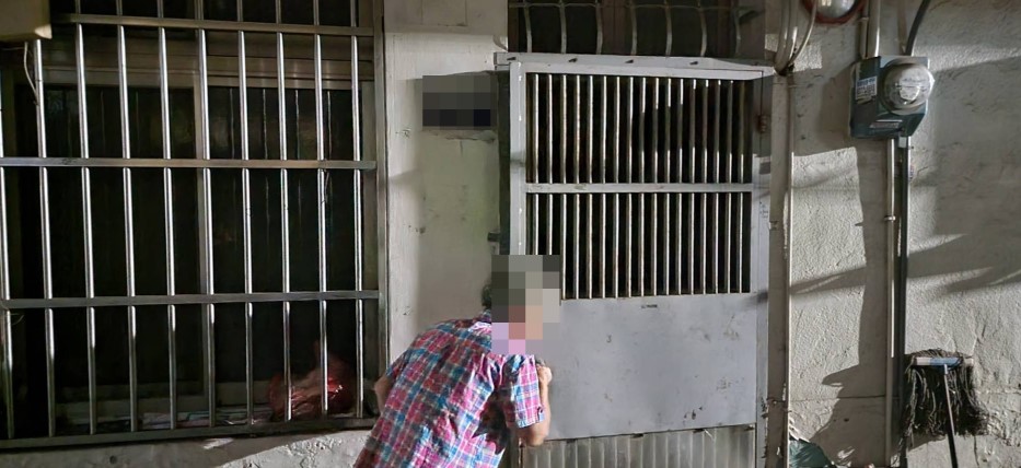 ▲胸前掛著鑰匙阿嬤記錯家門,員警以警車護送阿嬤返家 (圖/台中豐原分局 提供)