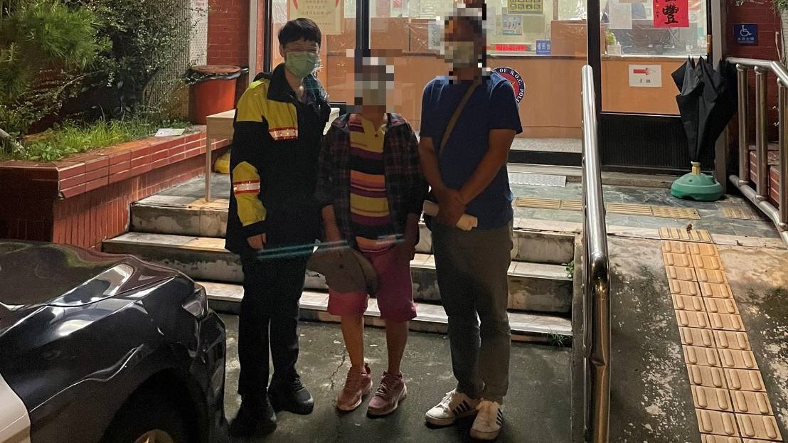 ▲許姓老婦深夜迷路於大里橋頭,員警以警政系統查出為協尋人口,立即聯繫家屬至派出所接回 (圖/台中霧峰分局 提供)