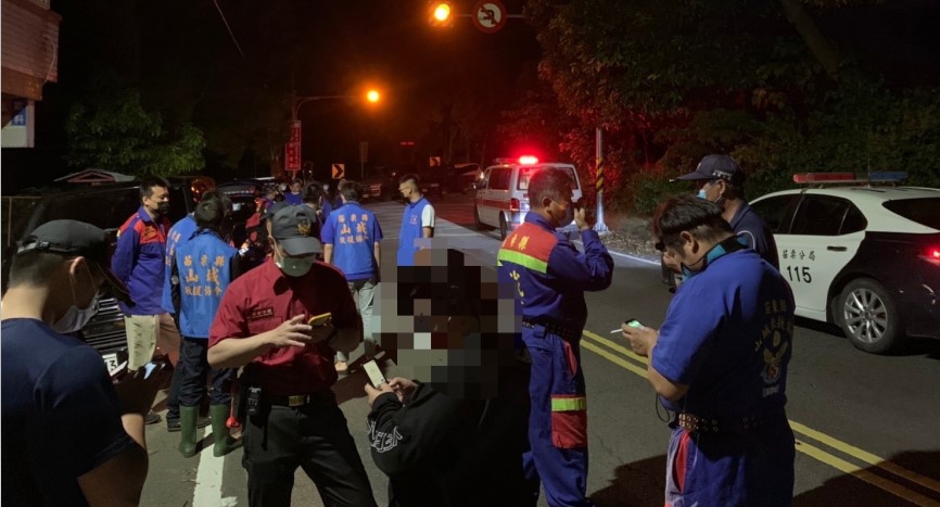 ▲黃姓老翁騎三輪機車跌落鯉魚潭山區邊坡,警消救難人員依據手機定位,深夜展開搜救 (圖/苗栗縣警察局 提供)