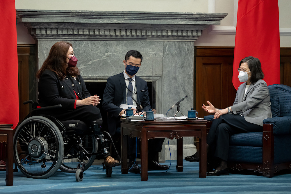 接見美國參議員訪團 蔡英文:臺美將以嶄新作為 深化雙邊貿易關係 36 總統蔡英文31日上午接見由美國聯邦參議員達克沃絲所率訪團。