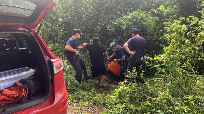 老翁夜深跌山坡 警消救難人員漏夜急救援