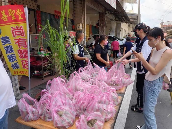 高雄妙善聖堂關懷鄉親 端午節粽香傳情送暖