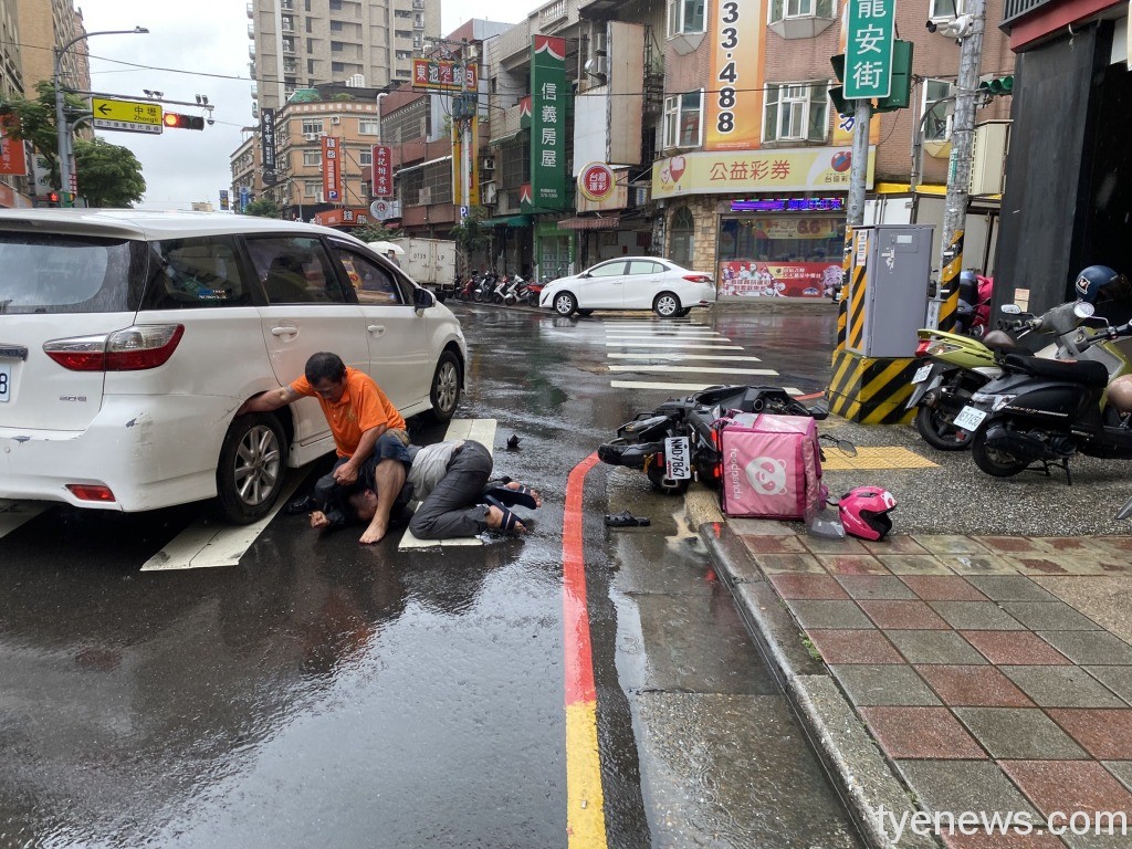 【有片】熊貓外送員不滿前車突切 當街互毆上演全武行 19 S 46653444