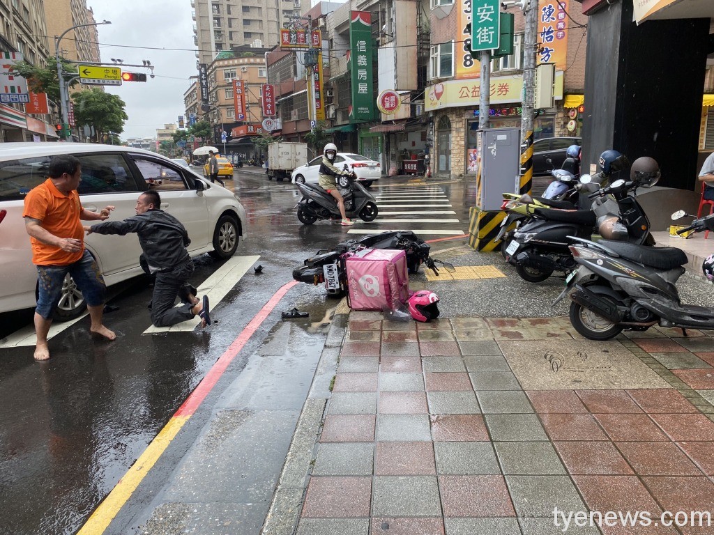 【有片】熊貓外送員不滿前車突切 當街互毆上演全武行 20 S 46653447