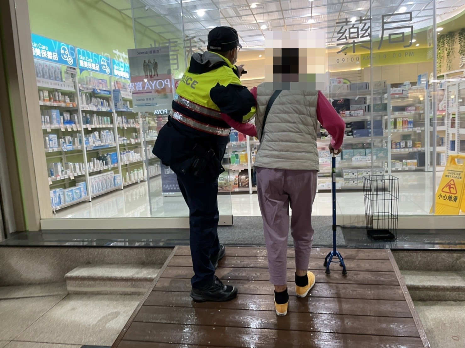圖片說明:阿嬤雨中身體不適馬路上,臺中市警察局第四分局春社派出所所長邱柏昌眼尖發現,立即上前關懷並攙扶過馬路及時化險為夷。(記者謝榮浤翻攝)