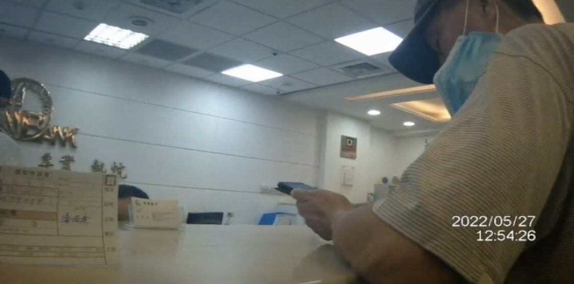 圖片說明:獨居老翁透過通訊軟體line加入投資群組,心生貪念欲匯款經警勸阻成功險遭詐騙。