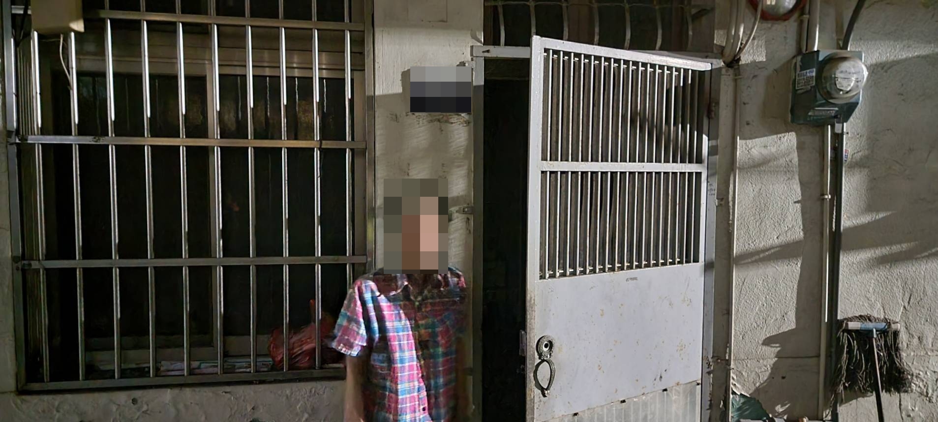 圖片說明:臺中市警察局豐原分局豐原派出所警員護送阿嬤返家。(記者謝榮浤翻攝)
