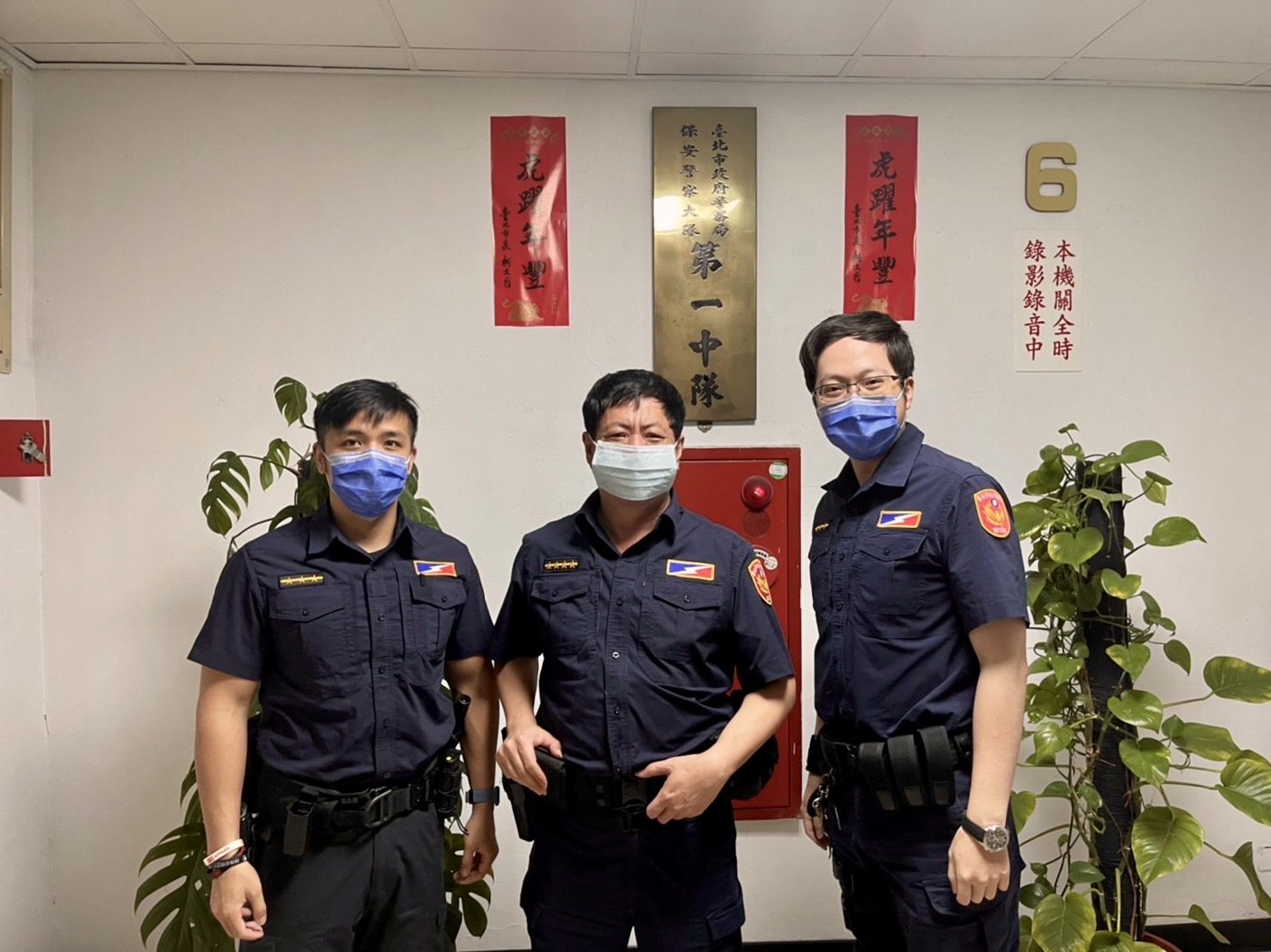 圖片說明:臺北市保安警察大隊第一中隊警員司瑋祺、小隊長廖坤裕,警員呂冠伯等三人(由左至右)。(記者宋紹誠翻攝)