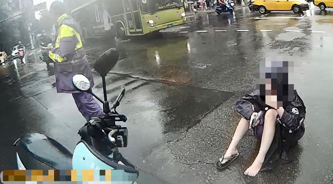 圖片說明:臺北市保安警察大隊巡邏員警在雨勢滂沱中巧遇車禍事故,立即啟動「交通快打」急救援。(記者宋紹誠翻攝)