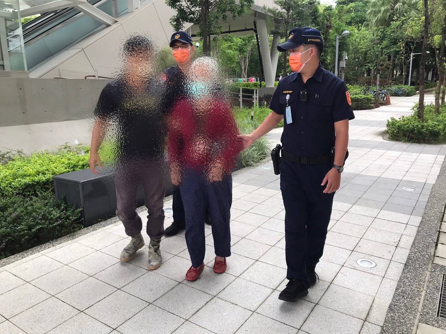 圖片說明:失智嬤呆坐在捷運站內迷失了方向,神情茫然無助,捷運警察隊第一分隊小隊長洪崇堅、警員詹博元、黃裕翔等3員助其返家。(記者謝榮浤翻攝)