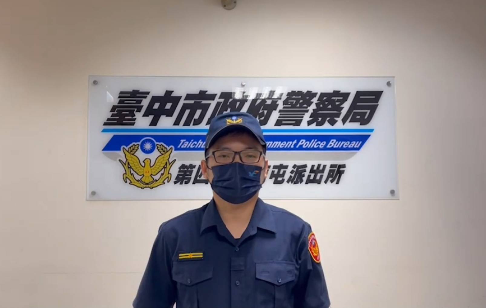 圖片說明:臺中市警察局第四分局說明,5歲男童不慎走失,中市警四分局南屯所員警成功地助男童返家。(記者謝榮浤翻攝)