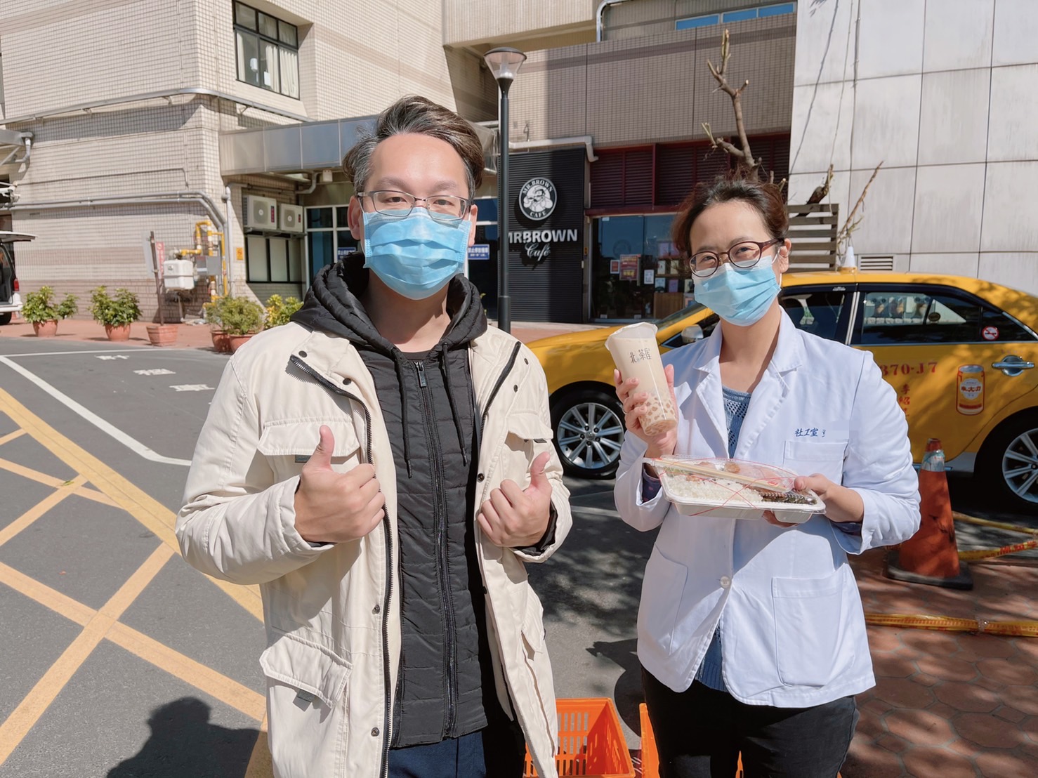 圖片說明:歷經確診居隔出關,林昭印(圖左)親送便當、珍奶慰勞、感謝並力挺第一線醫護。(記者宋紹誠翻攝)