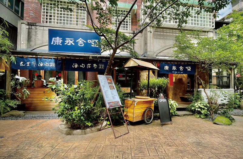 品牌藍底如藍天,門店擺放著各式收藏,像是龍惠農的小樂園,歡迎來到永康街的好友們,到此一聚。