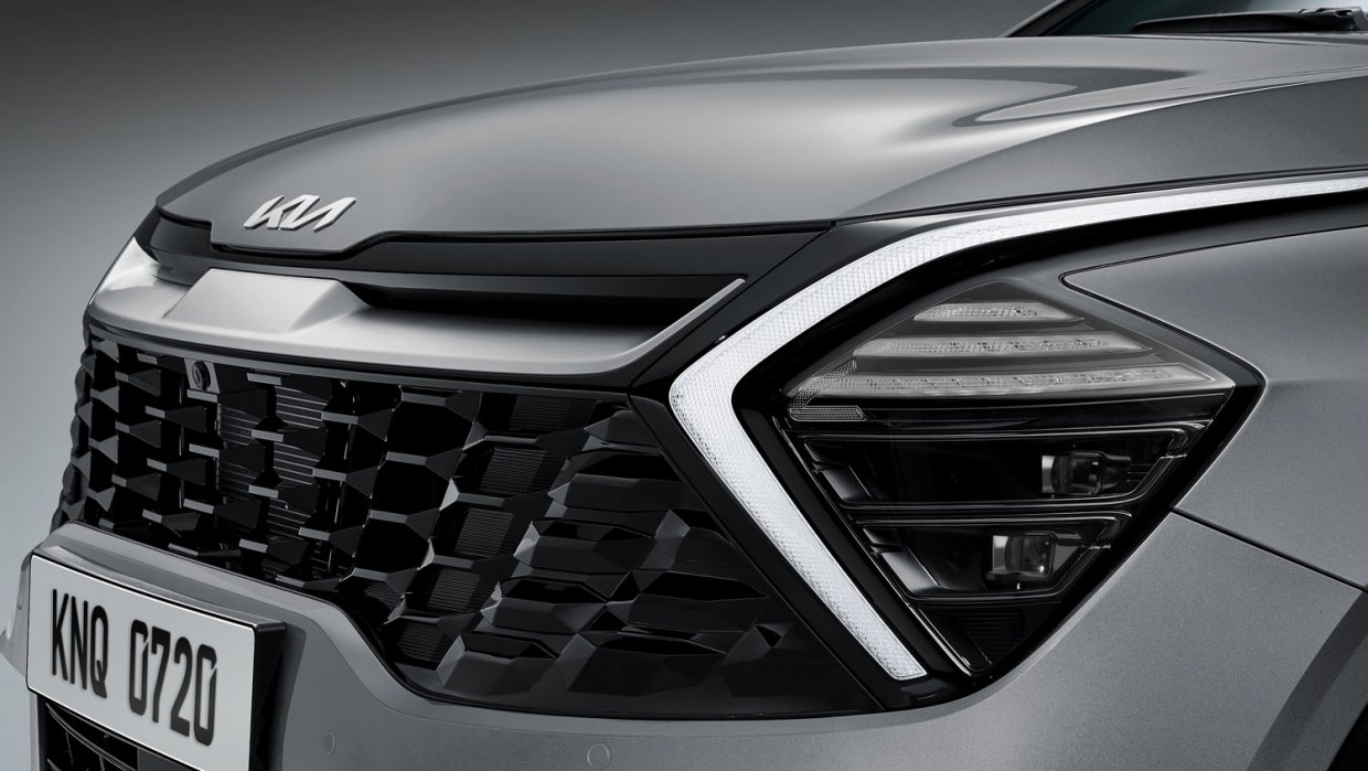 4 Kia The Sportage 融入Kia新世代設計語彙,以獨特旋標造型LED日行燈,整合Kia全新虎式造型水箱護罩,展現霸氣動感的氣息。