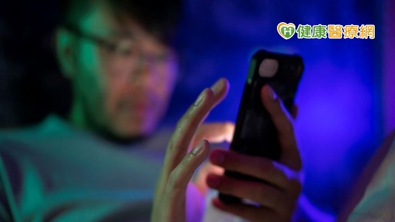 3C藍光加速腦功能失調!中年男「一夜尿逾2次」狂如廁不成眠