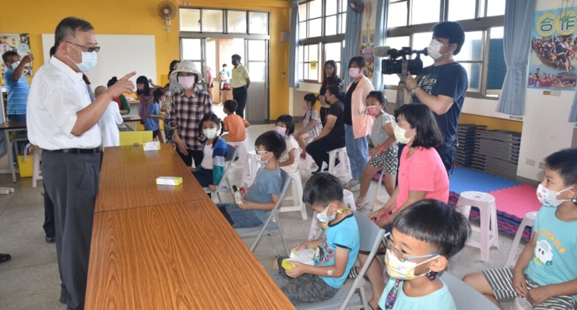 賴峰偉關心隘門國小學童施打BNT疫苗 6/8全縣5歲至11歲達8成接種率