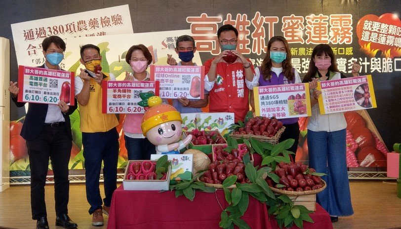 可能是 7 個人和大家站著的圖像