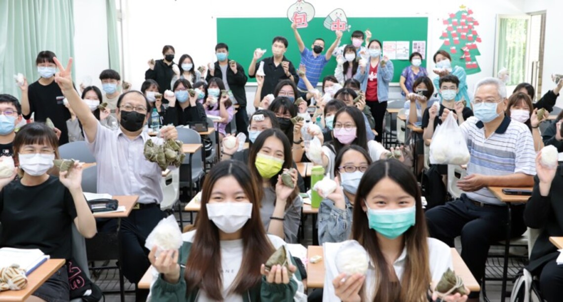 中華醫大校長孫逸民送包子和粽子慰勉應屆畢業生