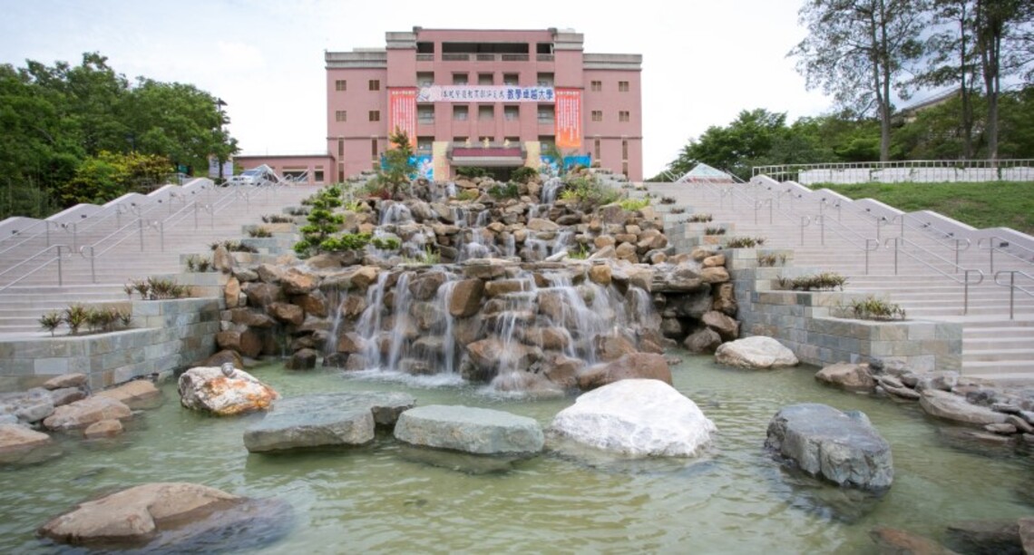 全國唯一水瀑相連的圖書館在南華 館藏豐富景緻優美 融合藝文書香與數位科技