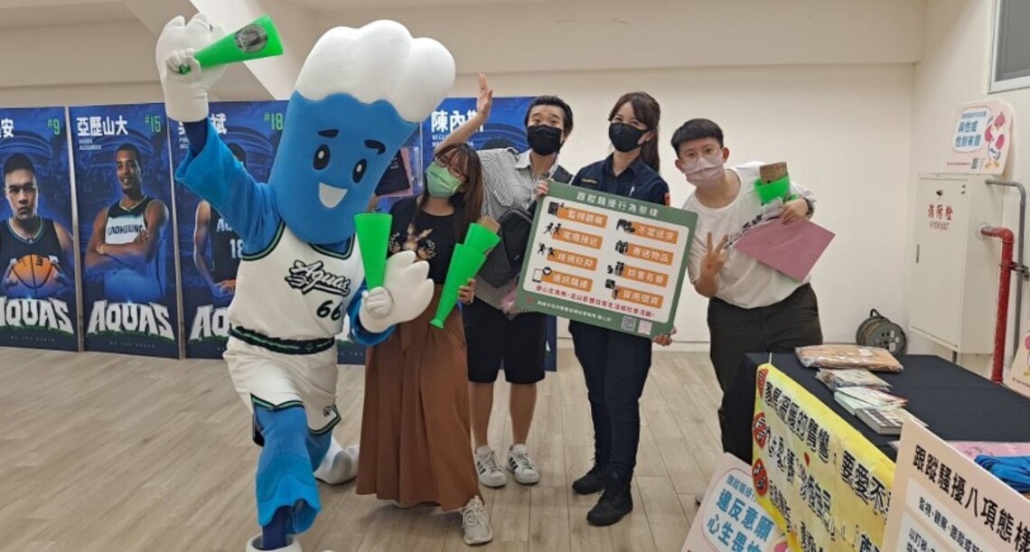 從一而終 海神球員與波麗士相遇 攜手為高雄的治安而努力