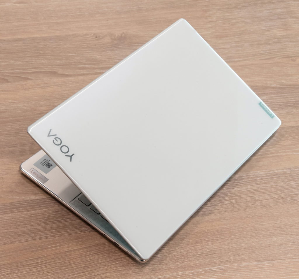 Yoga Slim 9i採用再生鋁製成，同時是Lenovo首款碳中和認證筆電