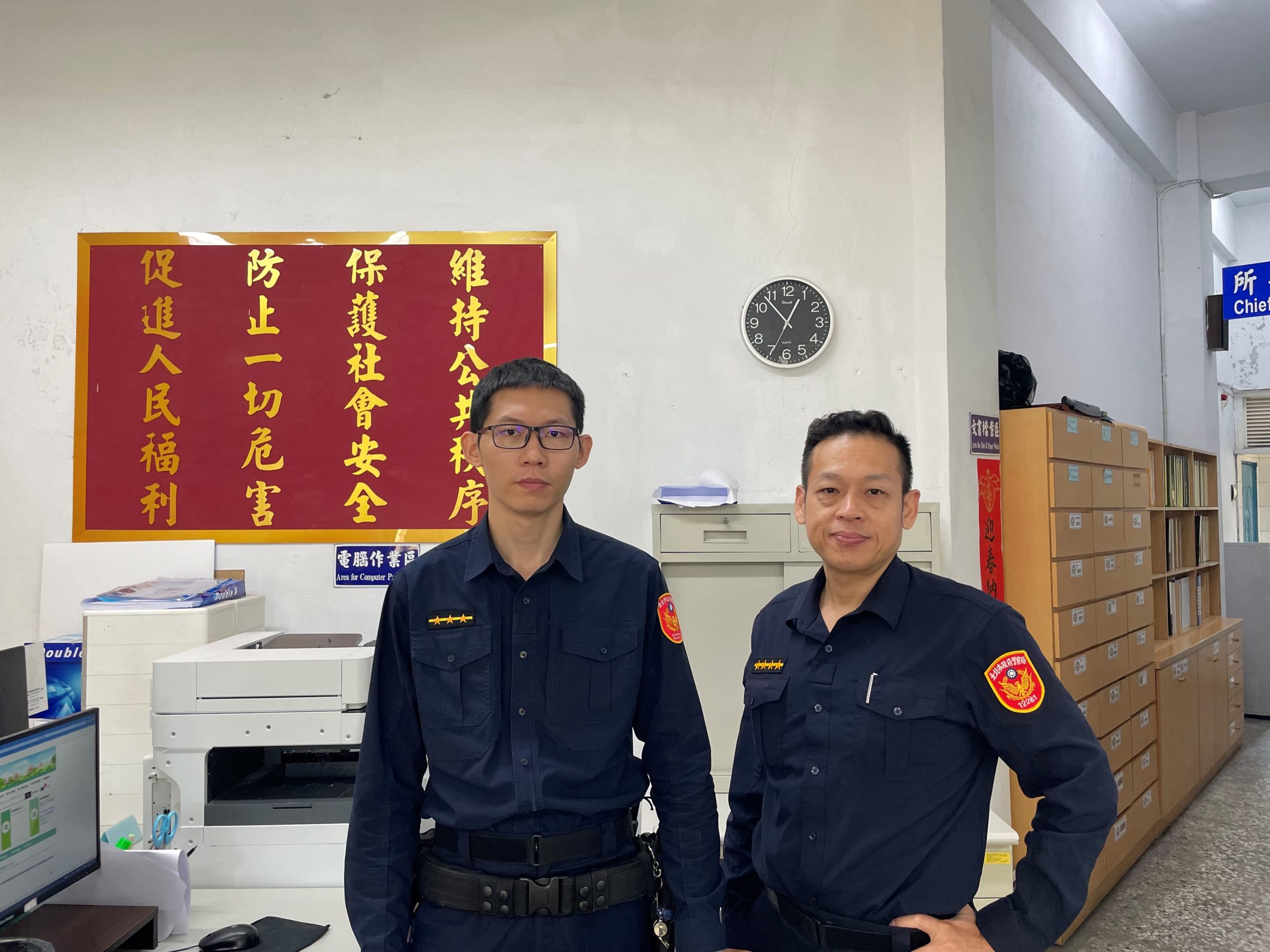 圖說：大湖派出所巡佐林明輝(右)、警員謝承樺(左)