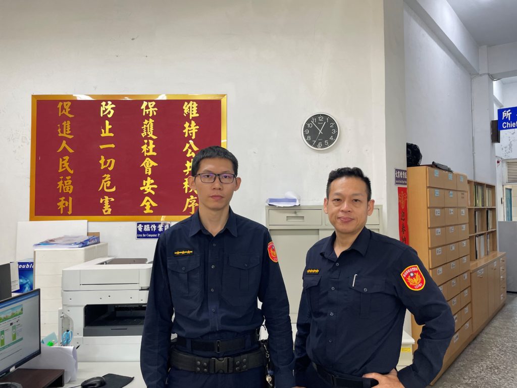 圖說：大湖派出所巡佐林明輝(右)、警員謝承樺(左)