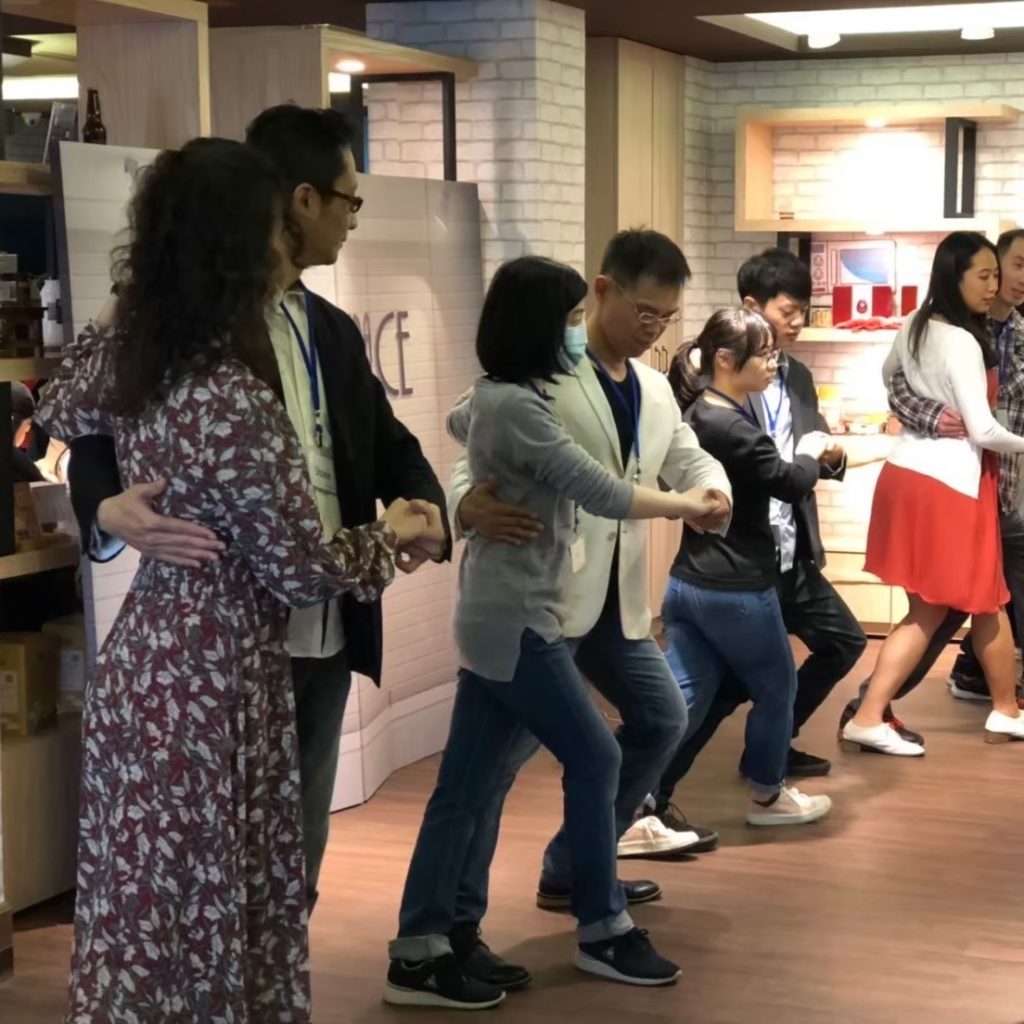 活動特別規劃女生喜歡的主題，Swing dance搖擺舞體驗、塑陶活動、採茶體驗、網美景點探訪等，創造健康陽光有趣的聯誼感受。