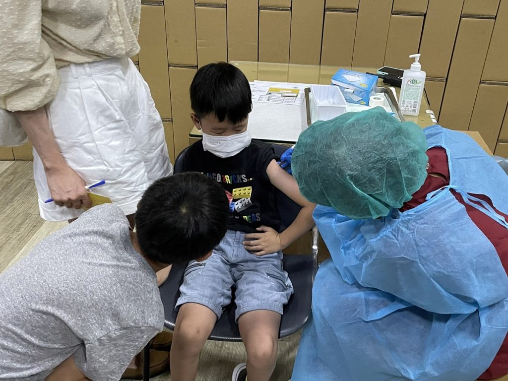 「中榮科博兒童疫苗大型接種站」首日施打疫苗情形（圖/台中榮總提供）